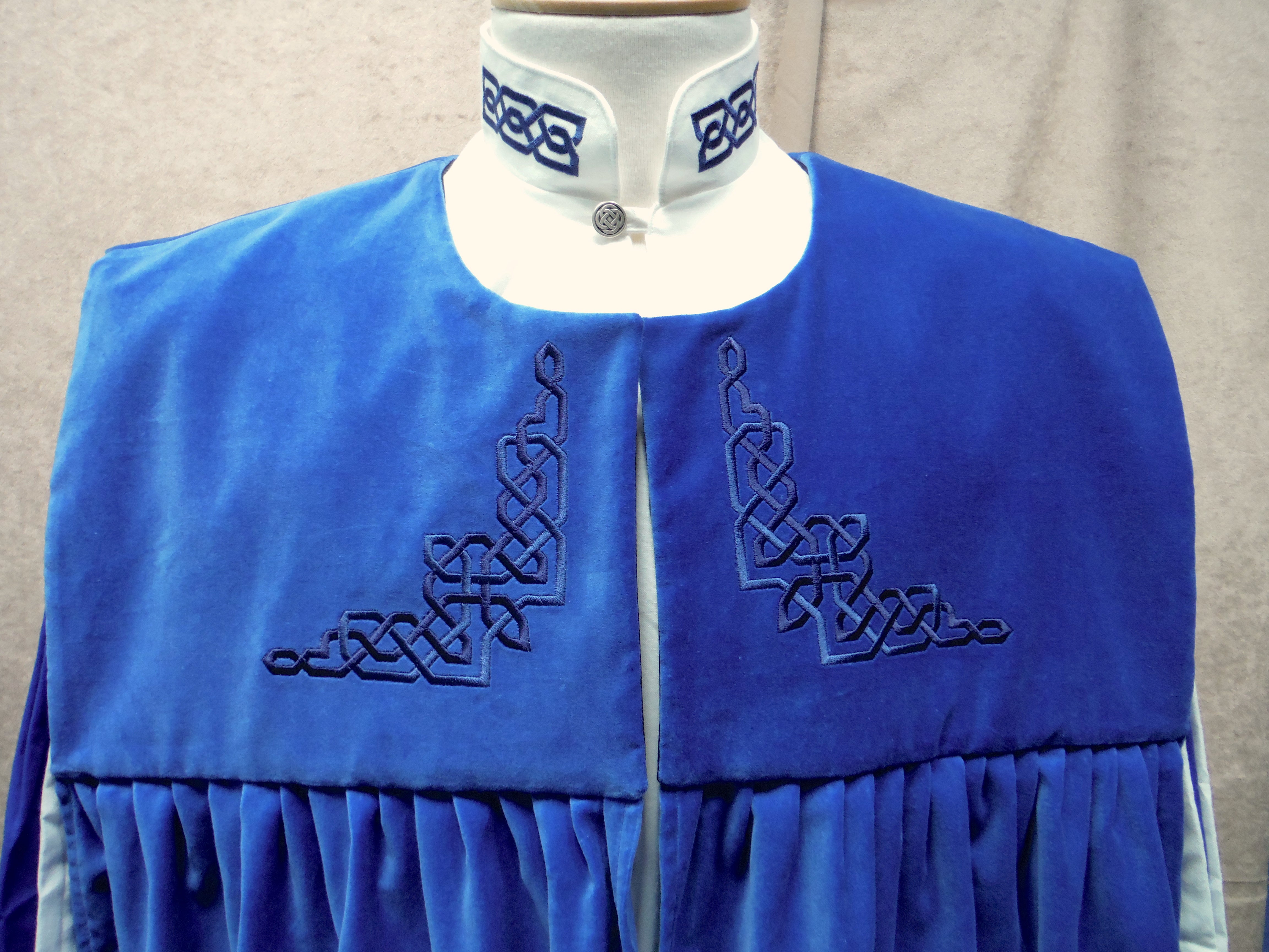 Castle Pattern Edge Robe Castleton - a Renaissance Noble's Robe – Threads Of Time